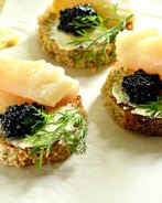 Тартинки с черной икрой и копченой рыбой