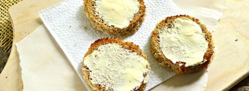 тартинки с черной икрой и копченой рыбой. Шаг 2