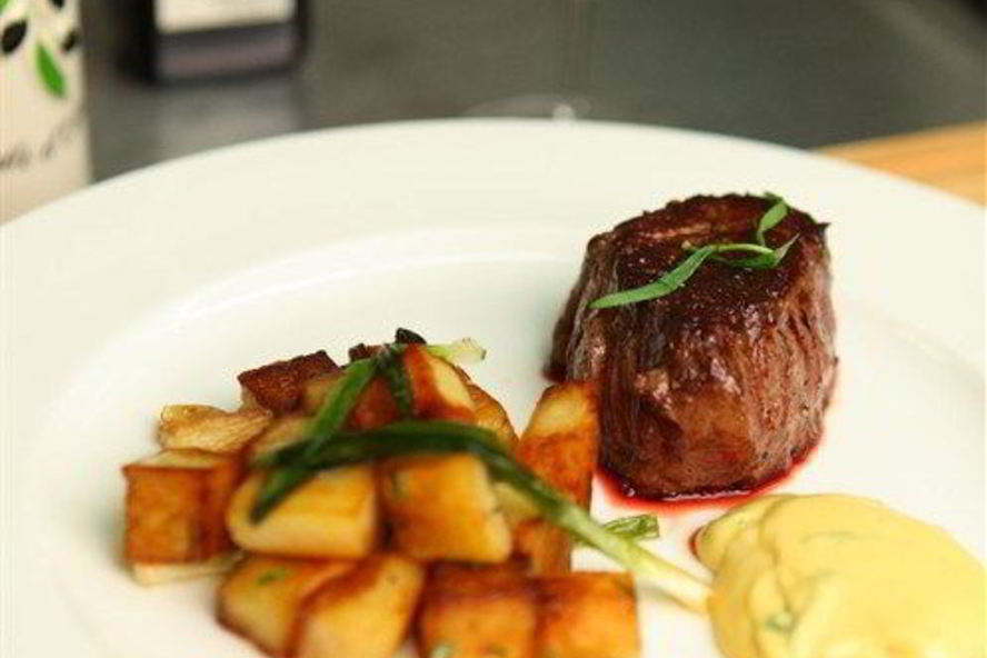 Рецепт турнедо из говядины с соусом беарнез и картофелем, обжаренным с чесноком