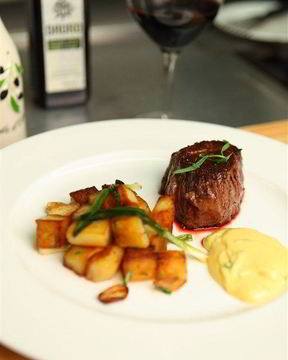 Турнедо из говядины с соусом Беарнез и картофелем, обжаренным с чесноком