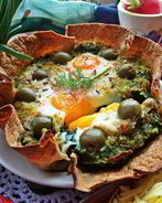 Глазунья, запеченная в шпинате