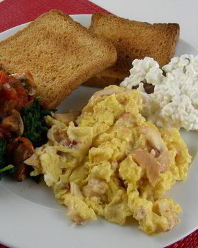 Яичница-болтунья с копченой форелью