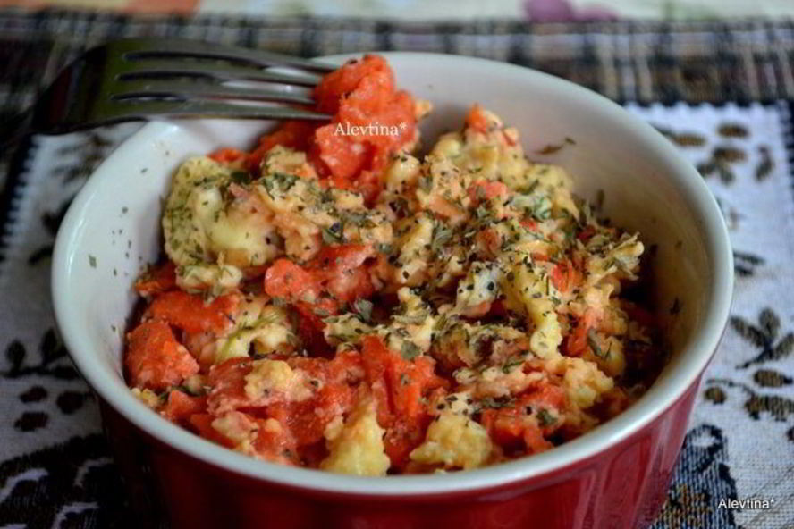 Рецепт яичница-болтунья с копченой семгой