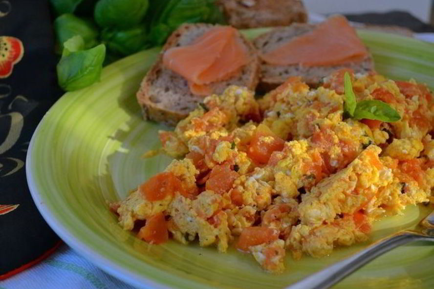 Рецепт яичница-болтунья с помидорами