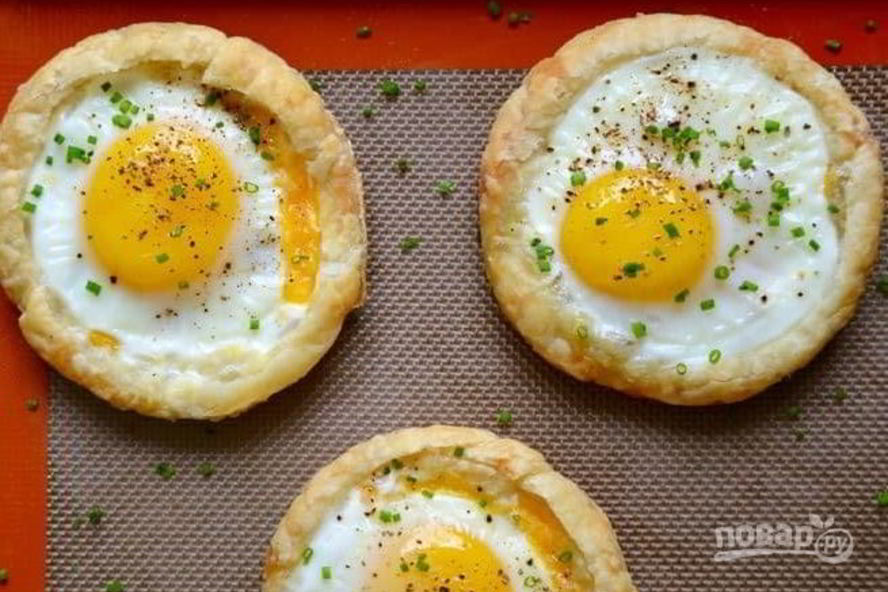 Рецепт яичница на слоеном тесте