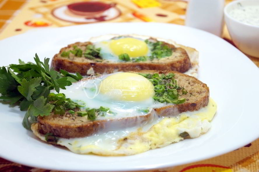 Рецепт яичница с гренками и зеленью