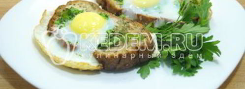 яичница с гренками и зеленью. Шаг 6