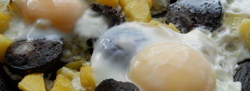 яичница с картофелем и кровяной колбасой. Шаг 4