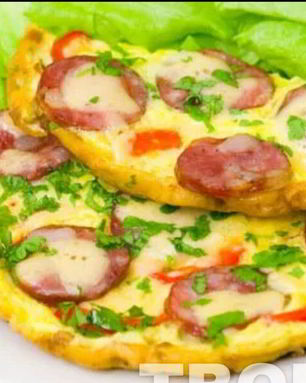 Яичница с колбасой и сладким перцем