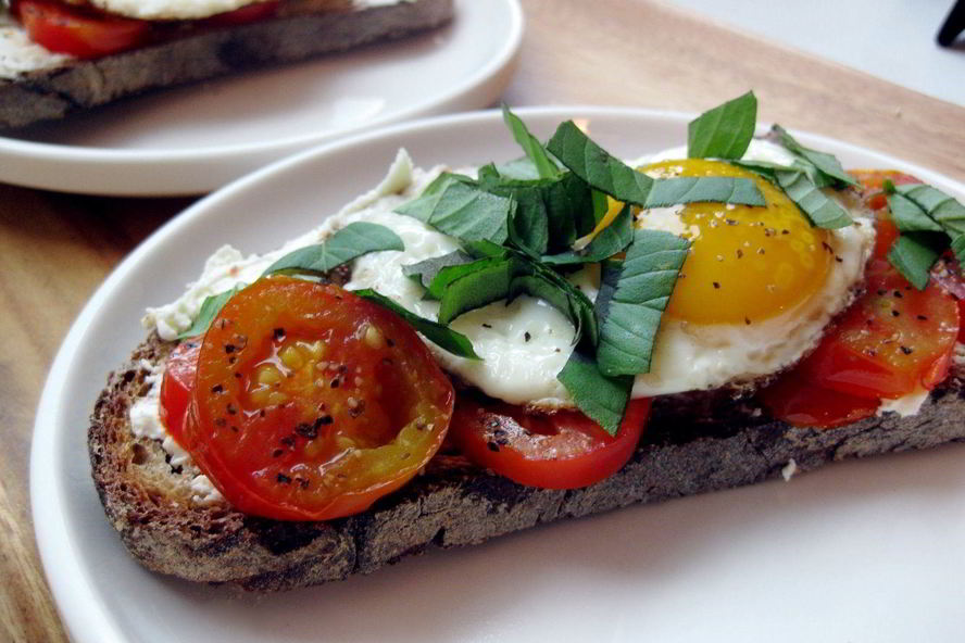 Рецепт яичница с помидорами и сыром