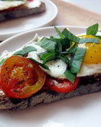 Яичница с помидорами и сыром