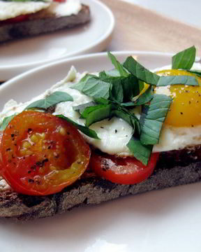 Яичница с помидорами и сыром