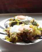 Яичница с тунцом и луком пореем