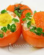 Яичница с ветчиной и грибами запеченная в помидорах