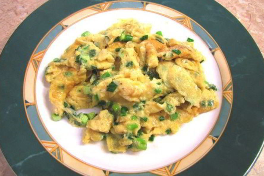 Рецепт яичница с зеленым луком на завтрак в субботу