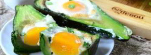 яичница в авокадо. Шаг 4