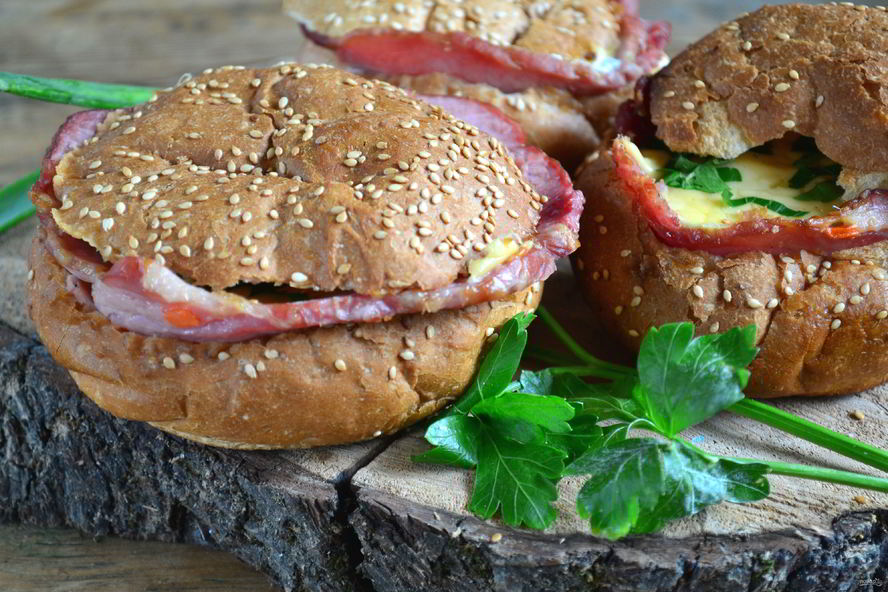 Рецепт яичница в булочке с ветчиной