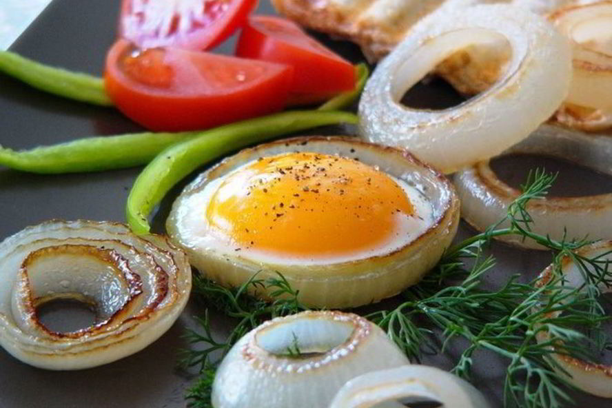 Рецепт яичница в луковых кольцах