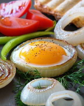 Яичница в луковых кольцах