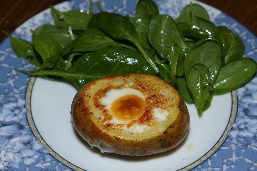Рецепт яйца, запеченные в картофеле, с гарниром из шпината
