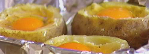 яйца, запеченные в картофеле, с гарниром из шпината. Шаг 5