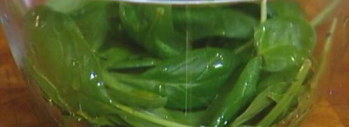 яйца, запеченные в картофеле, с гарниром из шпината. Шаг 7