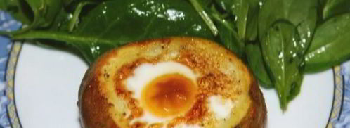 яйца, запеченные в картофеле, с гарниром из шпината. Шаг 8