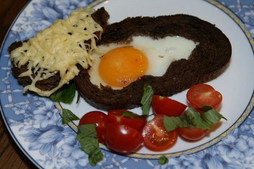 Рецепт яйца, запеченные в хлебе, с помидорами и базиликом