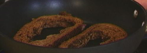 яйца, запеченные в хлебе, с помидорами и базиликом. Шаг 2