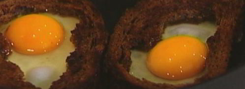 яйца, запеченные в хлебе, с помидорами и базиликом. Шаг 3