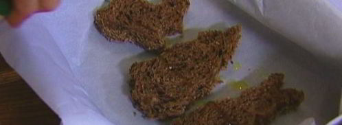 яйца, запеченные в хлебе, с помидорами и базиликом. Шаг 5