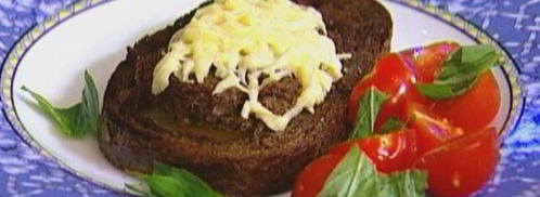 яйца, запеченные в хлебе, с помидорами и базиликом. Шаг 7