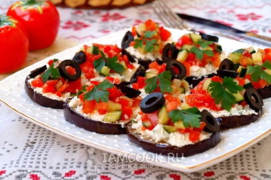 Рецепт закуска из баклажанов с фетой и овощной сальсой