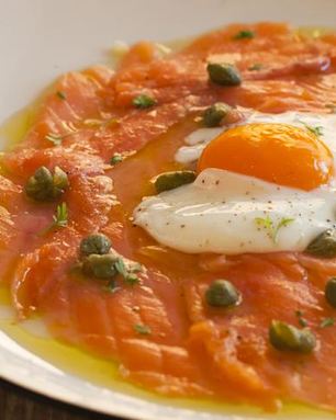 Закуска из копченого лосося с яйцом и каперсами