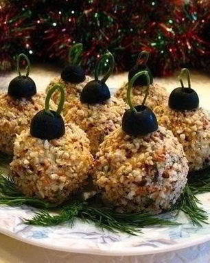 Закуска из курицы с чесноком, майонезом и грецкими орехами Елочные шары