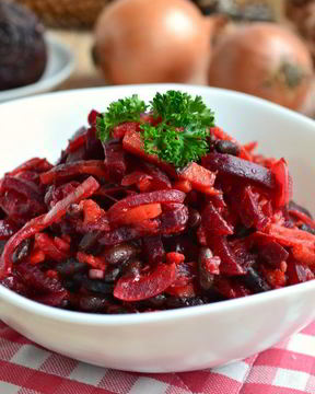 Закуска из свеклы с овощами и черной фасолью