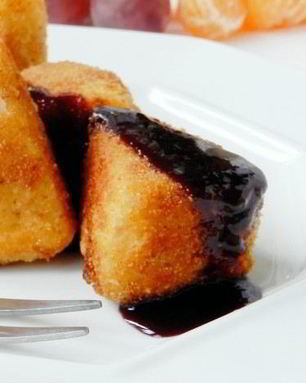 Жареный сулугуни с яйцом