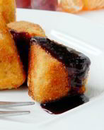 Жареный сулугуни с яйцом