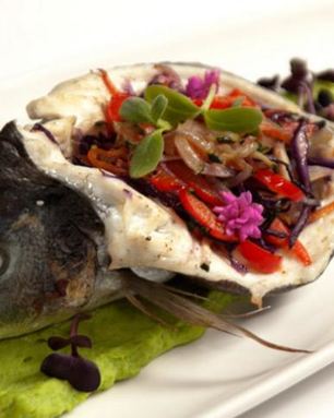 Дорада, фаршированная жюльеном из овощей