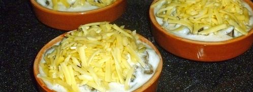 жульен с грибами и сметаной. Шаг 17