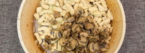 жульен с курицей и грибами на сковороде. Шаг 5