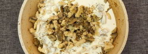 жульен с курицей и грибами на сковороде. Шаг 6