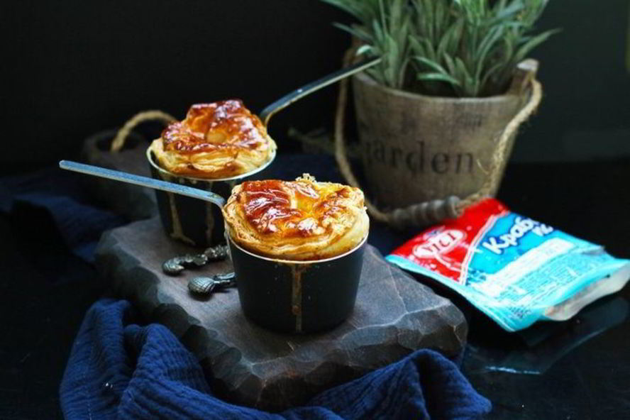 Рецепт жюльен с крышечками из слоеного теста